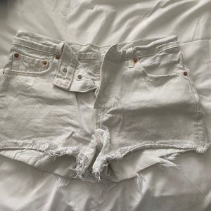 Levi shorts white